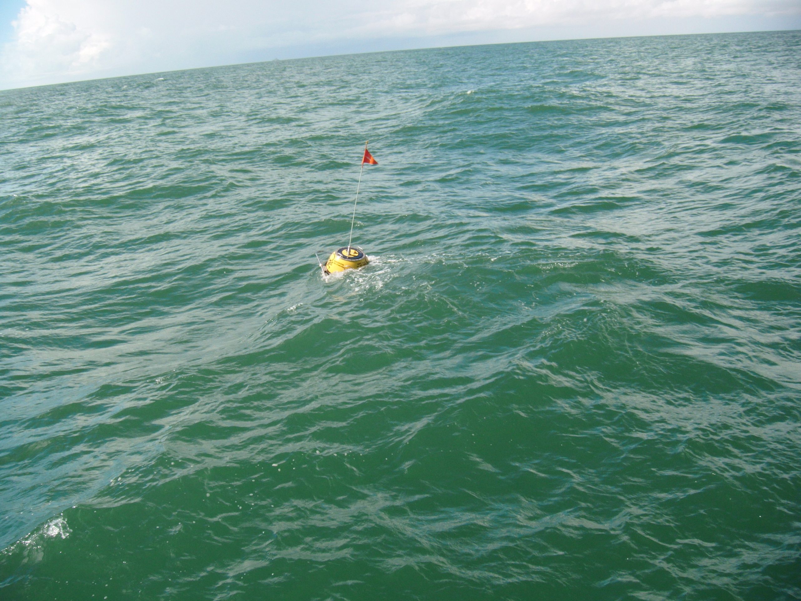 Remise en service d’un houlographe au large de Cayenne.