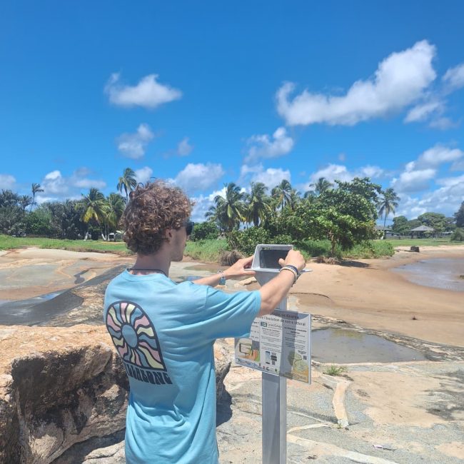 Le dispositif CoastSnap est désormais officiellement installé sur les plages de Kourou. Cette installation marque une étape importante dans le déploiement d’un outil de suivi innovant et participatif des dynamiques côtières en Guyane.