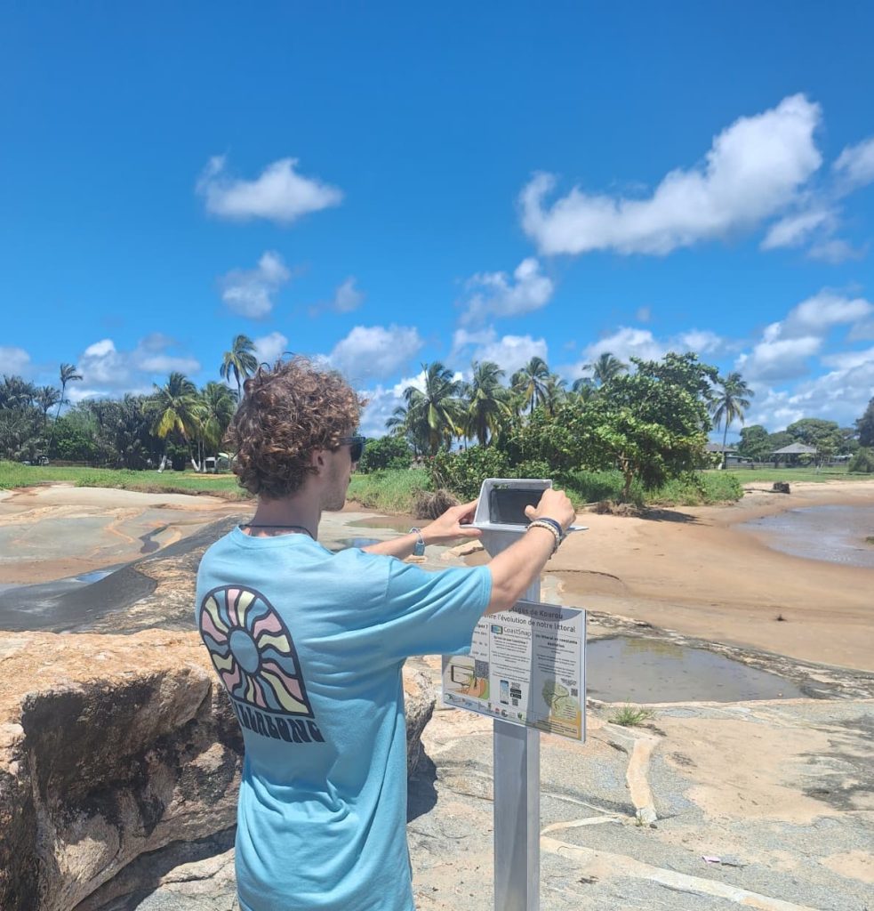 Le dispositif CoastSnap est désormais officiellement installé sur les plages de Kourou. Cette installation marque une étape importante dans le déploiement d’un outil de suivi innovant et participatif des dynamiques côtières en Guyane.