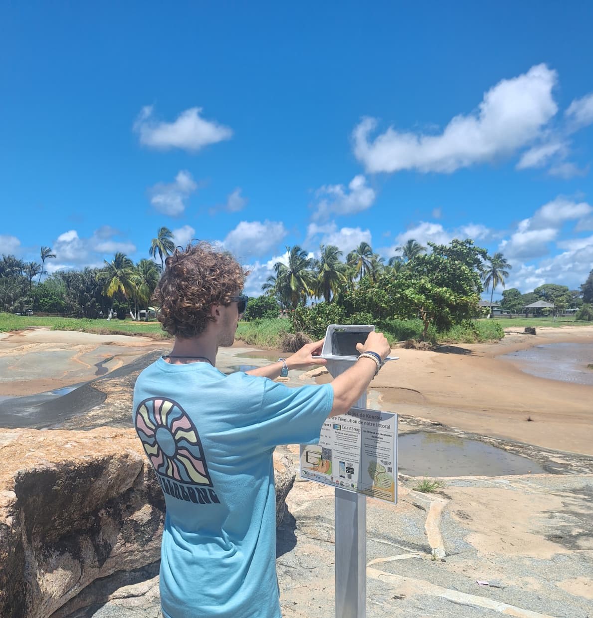 Installation du dispositif CoastSnap à Kourou : une nouvelle étape pour le suivi participatif du littoral